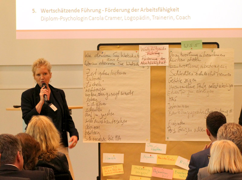 Carola Cramer während eines Seminars